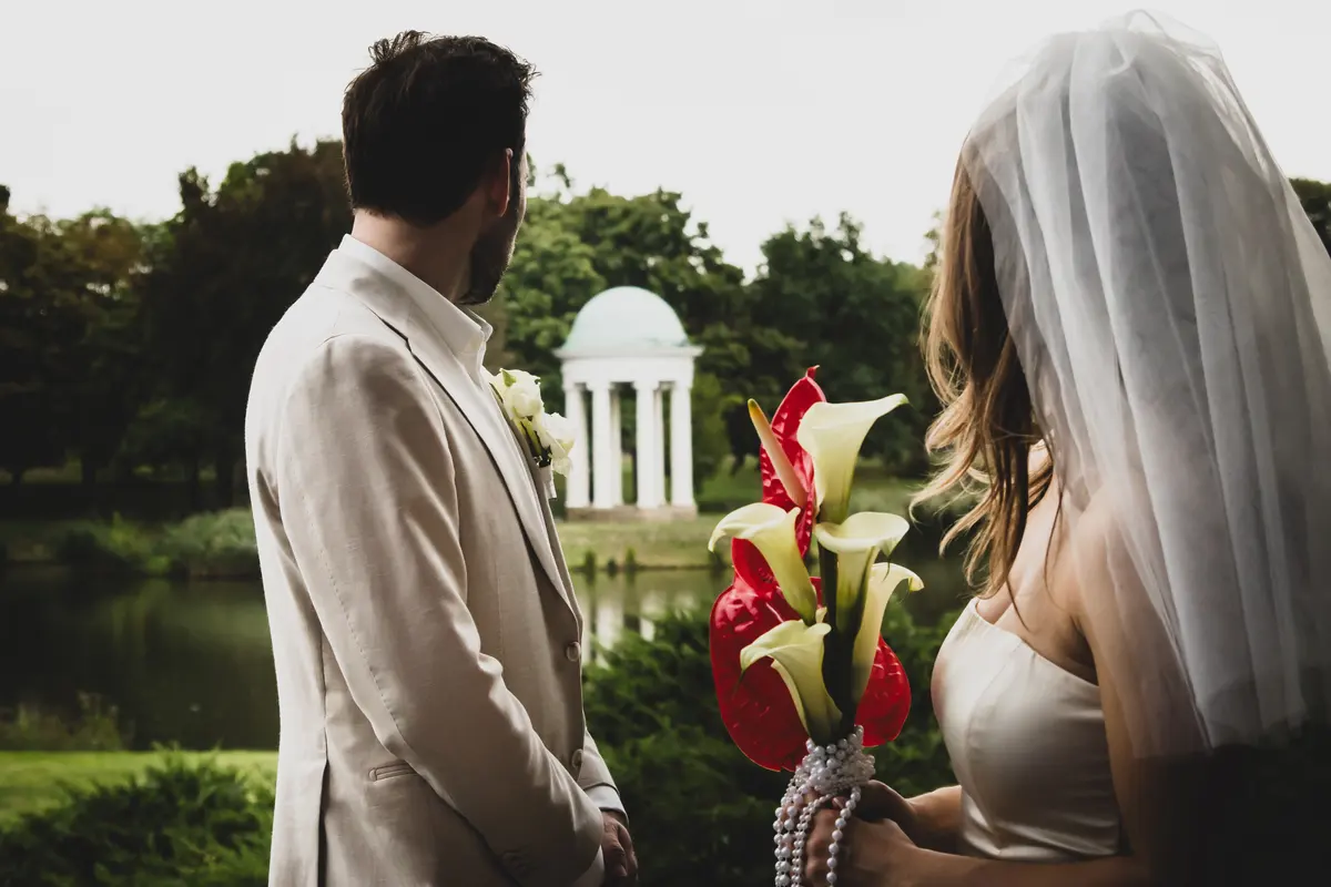 Hochzeitspaar bei den Paarfotos im Abendlicht – Hochzeitsreportage in Leipzig