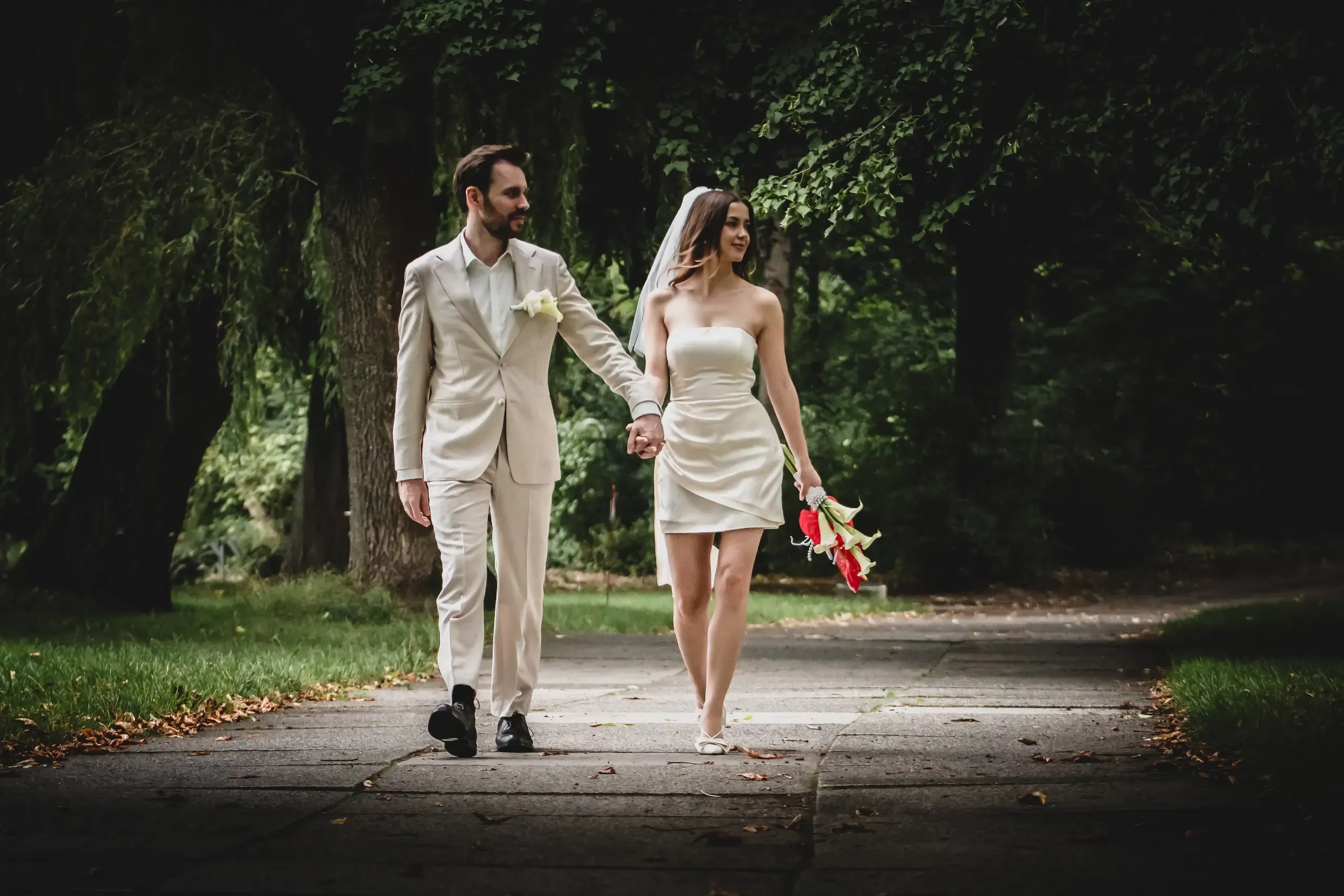 Brautpaar spaziert nach der Trauung Hand in Hand durch den Schlosspark – Hochzeitsfotos bei Leipzig