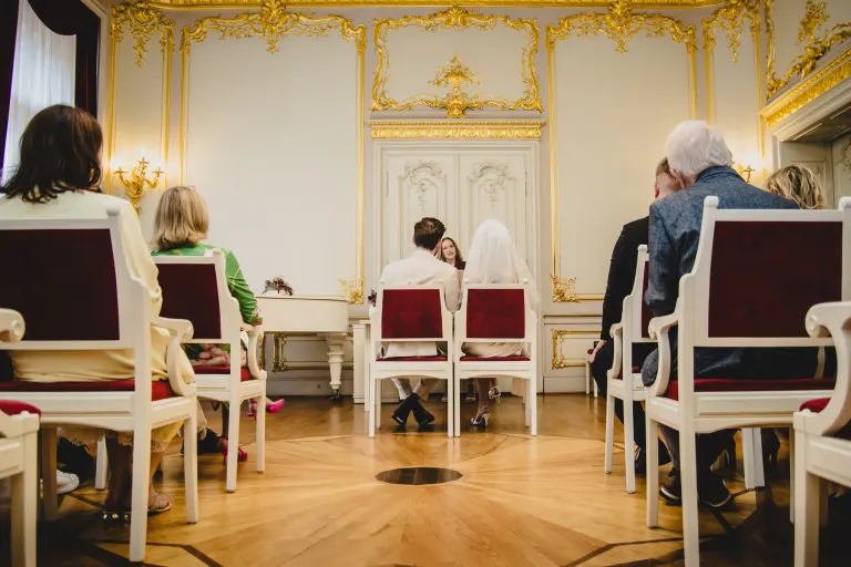 Standesamtliche Trauung im goldverzierten Trausaal mit Gästen – Hochzeitsfotograf Leipzig