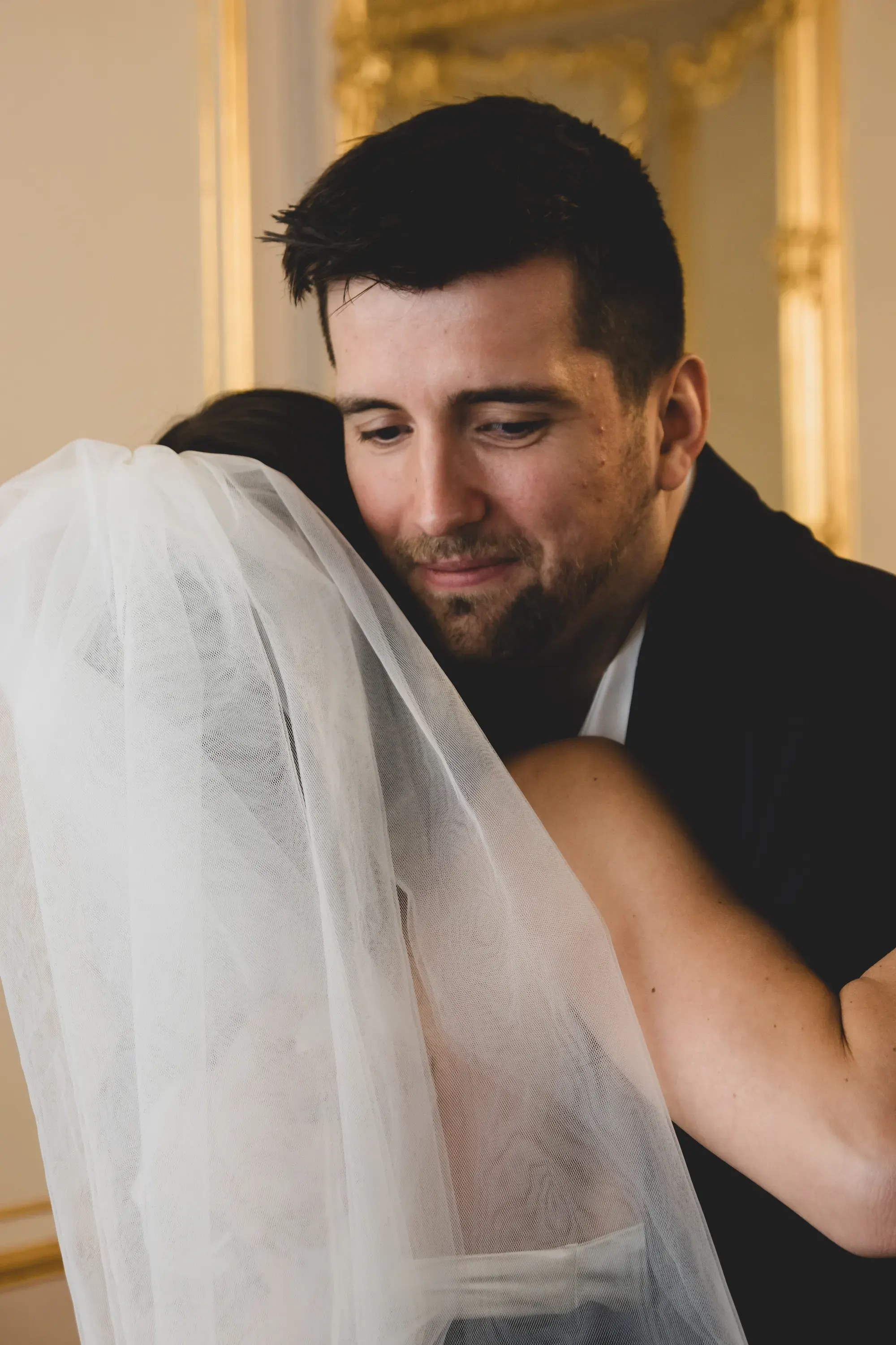 Bewegende Umarmung nach dem Ja-Wort, Bräutigam mit Tränen in den Augen – Hochzeitsfoto