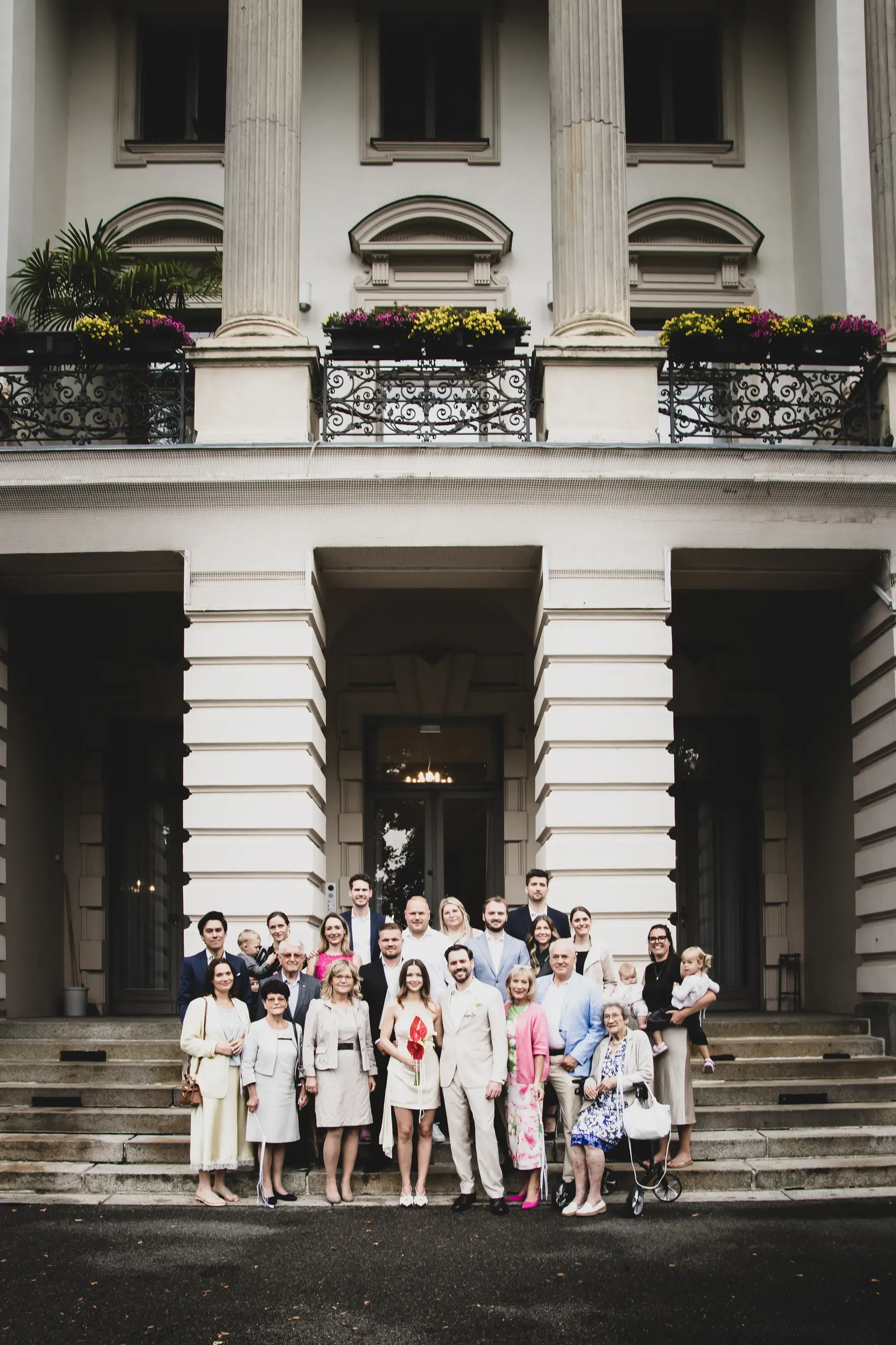 Gruppenfoto der Hochzeitsgesellschaft auf der Freitreppe des Standesamts – Hochzeitsfotos