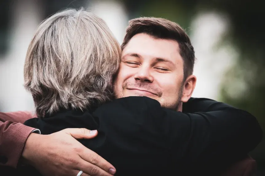Hochzeitsfotograf Leipzig – emotionale Umarmung zwischen Bräutigam und Mutter